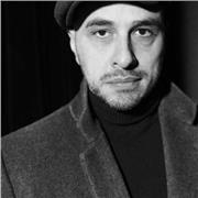 Professeur d'art dramatique. Comédien, auteur et metteur en scène.